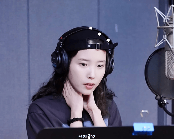 아이유, 녹음 하다 애드리브 요청에 표정 변해…"선글라스 필요하세요?"_1.gif