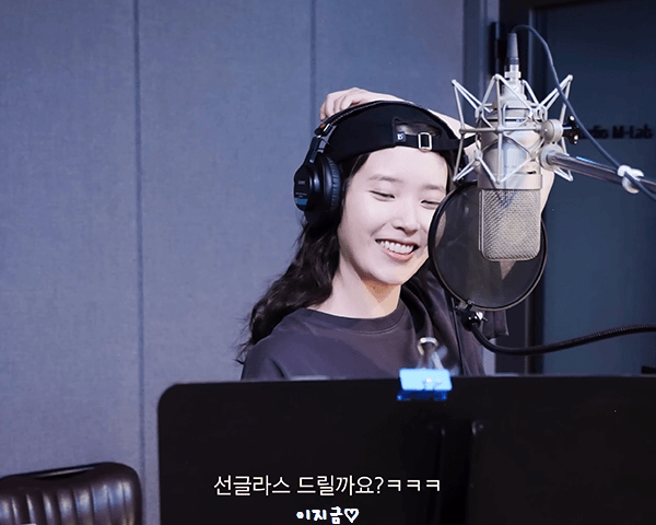 아이유, 녹음 하다 애드리브 요청에 표정 변해…"선글라스 필요하세요?"_2.gif