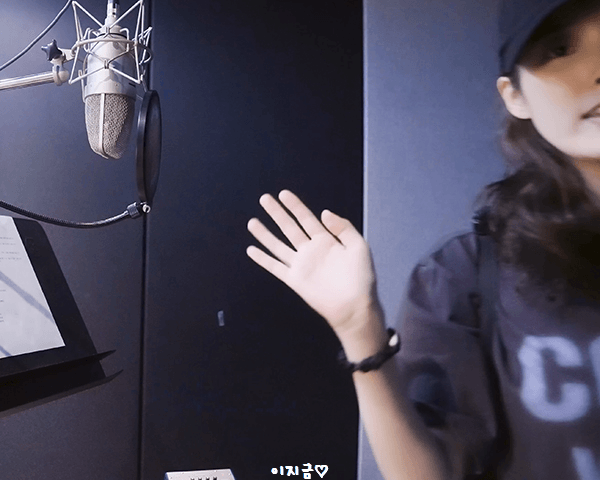 아이유, 녹음 하다 애드리브 요청에 표정 변해…"선글라스 필요하세요?"_4.gif