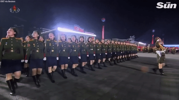 미국 열병식이 뭔가 허전하고 부족해 보이는 이유_2.gif