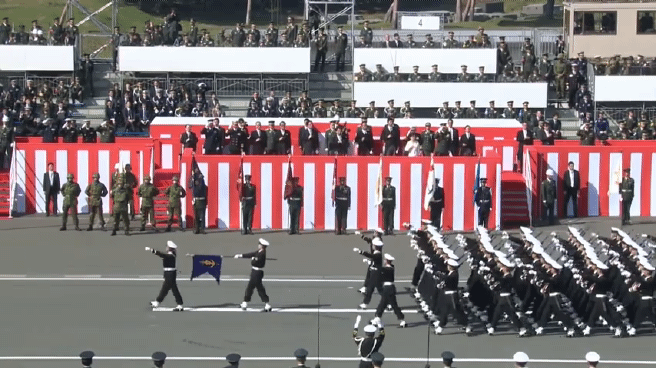 미국 열병식이 뭔가 허전하고 부족해 보이는 이유_5.gif