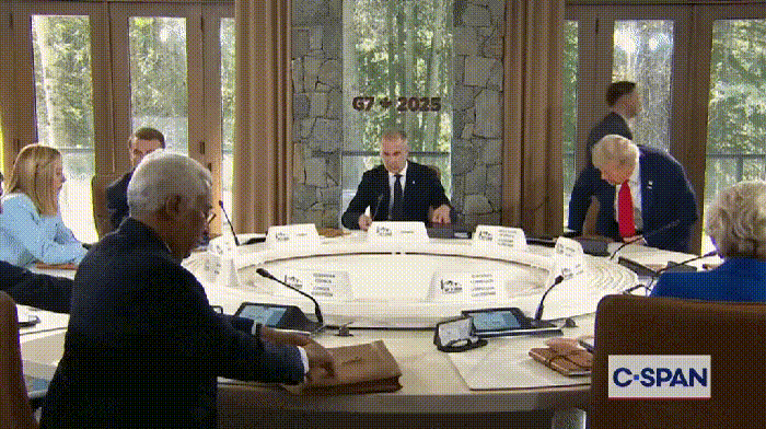 귓속말하는 마크롱 대통령과 멜로니 총리_1.gif