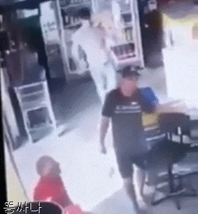 감전 당한 사람 살리기.gif_1.gif