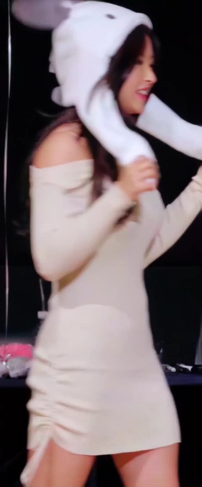 호불호 갈리는 복장 gif_1.webp
