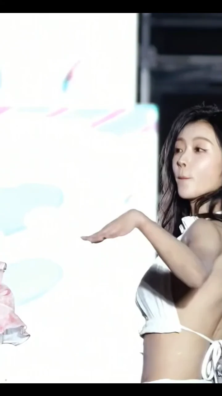 호불호 갈리는 상의 gif_1.webp