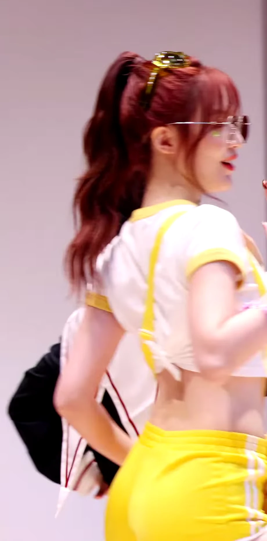 호불호 갈리는 복장 gif_3.webp