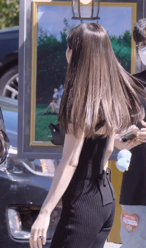 호불호 갈리는 패션 gif_1.webp