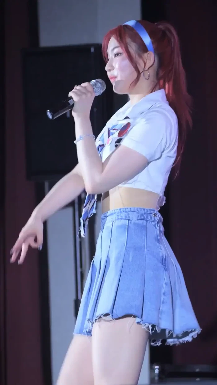 치마가 짧은 복장 gif_1.webp
