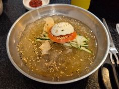 중국집에서 공짜로 냉면을 먹었습니다.