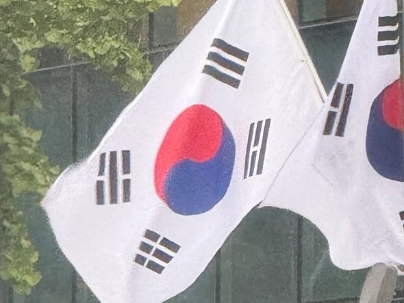팬들과 인사하는 킴 카다시안