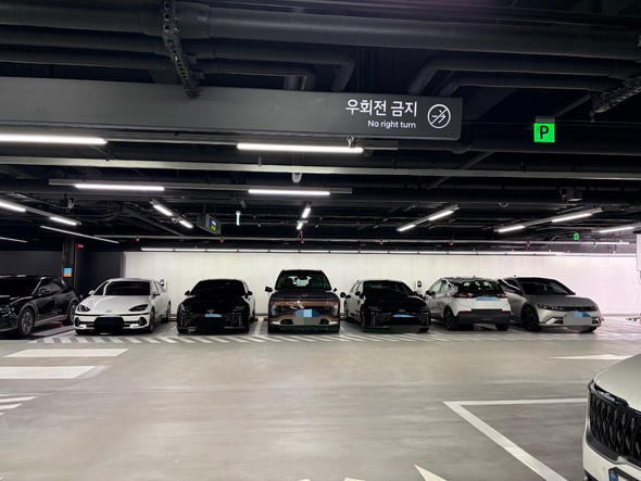 어느 전기차 충전소...